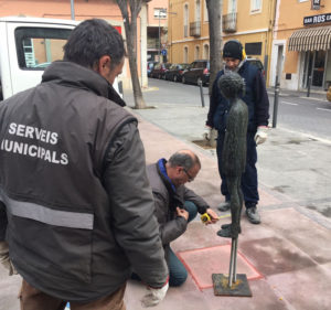 Treballadors de serveis municipals instal·lant una estatua